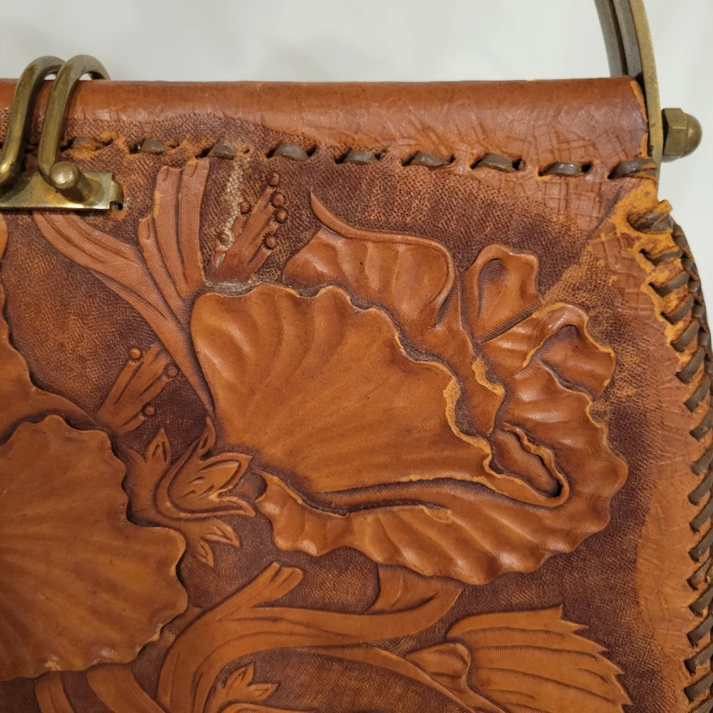 VINTAGE LEATHER HAND TOOLED PURSE WITH SUEDE INTERIOR. BRASS HARDWARE - Picture 7 of 15